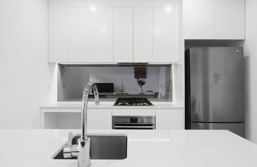Ryde Apartment | Experience serenity in this modern haven Train/Ferry to City~Shops~Parking