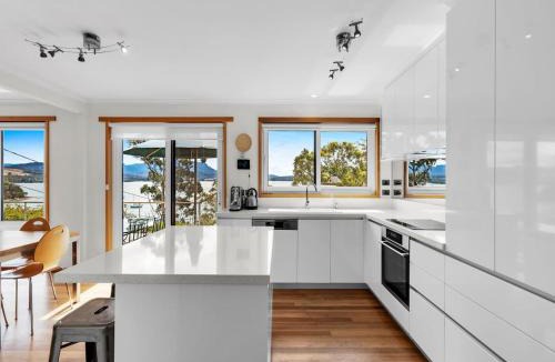 Coningham House | Exquisite Waterfront Oasis Near Bruny Hobart