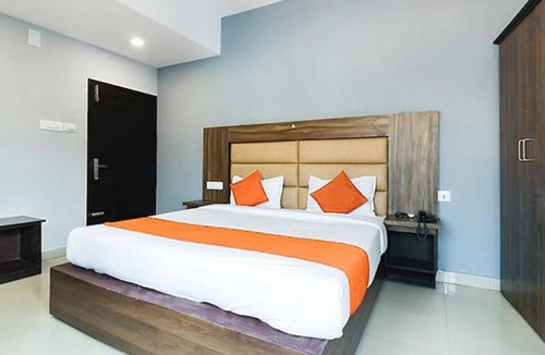 Shenoys Hotel | Fabhotel Central Queens Residency