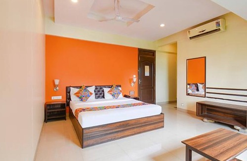 Shivajinagar Hotel | Fabhotel Envirosafe Stays