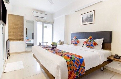 Sayajiganj Hotel | FabHotel Kalyan