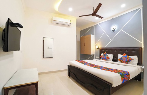 Royapettah Hotel | FabHotel Lloyds Inn I