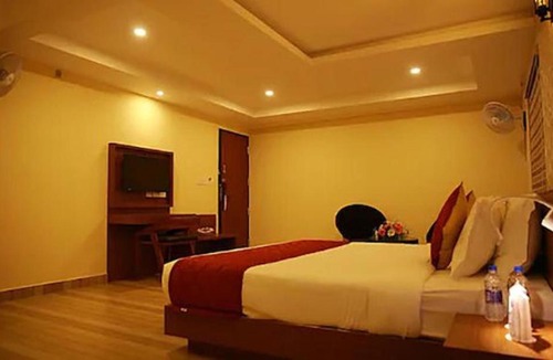 Ernakulam South Hotel | FabHotel Prime D Chandlier