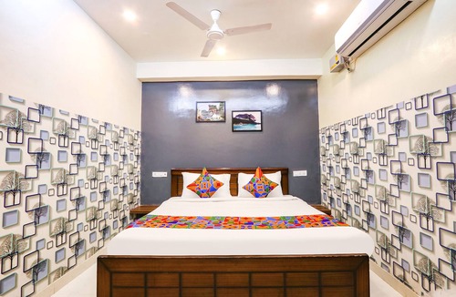 Kondapur Hotel | FabHotel Starhood - Manikonda