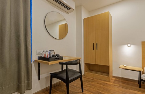 Ahmedabad Hotel | FabHotels Ny Townhouse