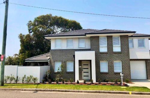 Shellharbour House | Family Getaway With LARGE Parent Retreat!