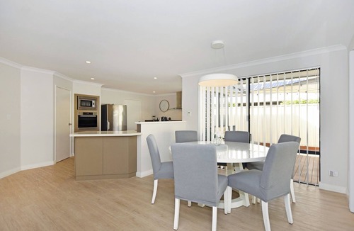 Tapping House | Family home with pool a/con