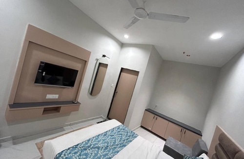 Ahmedabad Hotel | Fantastic Primium 7-bedroom hotel with AC in charming Ahmedabad
