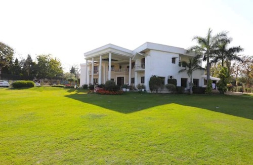 New Delhi House | Farmhouse for Parties and Events - Lush Green Lawns