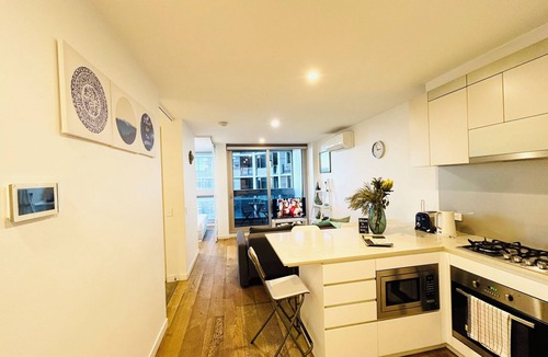 Melbourne Central Business District Apartment | ❤️FIFFT08/InnerCBD/SkyHigh View/1Min To Station/FREE(Pool/GYM/Tram)