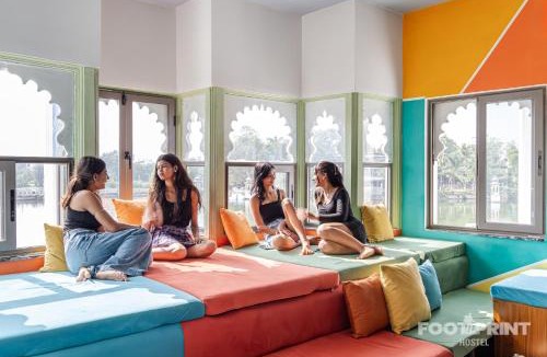 Lake Swaroop Sagar Hostel | Footprint By The Lake - 10 Meter From Lake Pichola