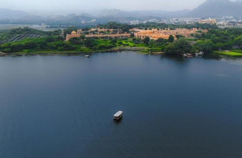 Lake Swaroop Sagar Hostel | Footprint By The Lake - 10 Meter From Lake Pichola