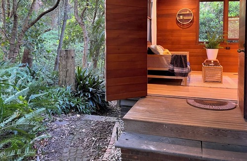 Balgownie Cabin | Forest Cottage- Close to City Centre and Beaches