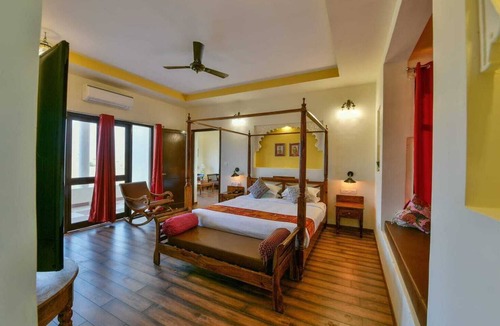 Kanoi Hotel | Fort Aranya