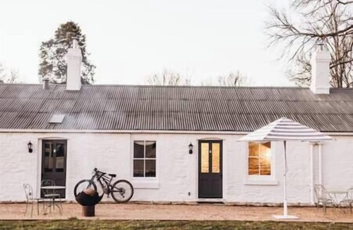 Primrose Valley Apartment | Foxlow Station Luxury Quarters - Historic Farmstay