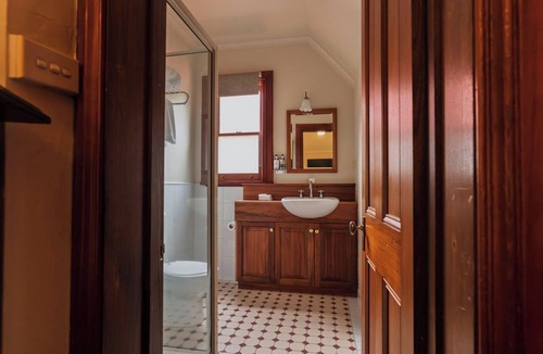 Strahan Hotel | Franklin Manor