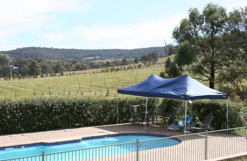 Big Hill House | FREE 2PM CHECKOUT at ROLLING HILLS FARMSTAY at Big Hill, sleeps up to 16.
