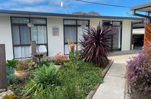 Kingscote Apartment | Fresh, relaxed 2 bedroom apartment, only 1.9kms from the beach, close to shops