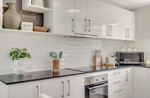 Kearneys Spring Apartment | Fresh Style! Close to UniSQ & Hospital!
