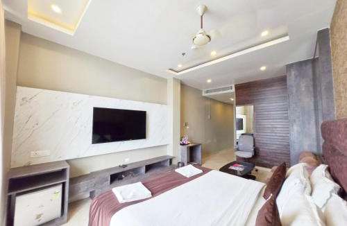 Puri Hotel | FRONT SEA VIEW - SWIMMING-POOL -HOTEL THE BAY SUITES - PURI - Lift-Parking - Restaurant - Breakfast Included