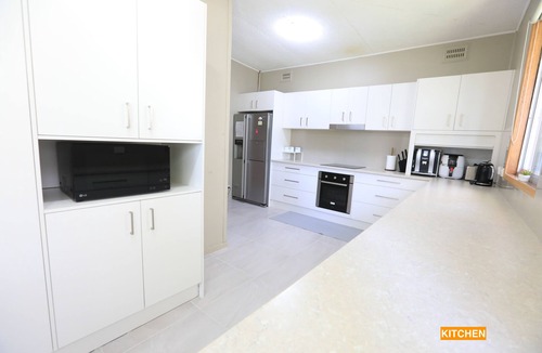 Tea Gardens House | FULL Holiday Home, Backyard, SPA, Ducted Aircon, walk to LAKE, PUB, BEACH, SHOPS