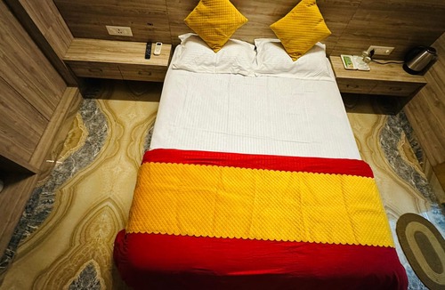 Jaipur Hotel | Fully Furnished - Netflix, Rain Shower, Peace-103