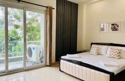 DLF City Apartment | Fully Furnished One Bedroom Apartment with Hall, Kitchen and Balcony-Cyber City