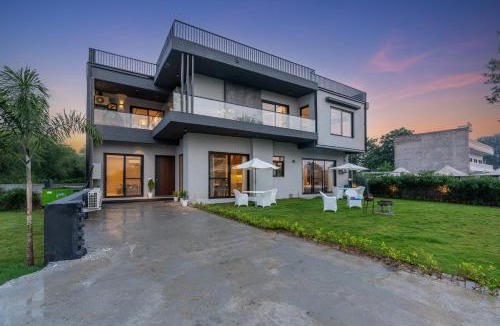 Bandhwari Villa | Gardenia 4-BHK Farmhouse with Private Pool, Game Zone, & Lush Garden