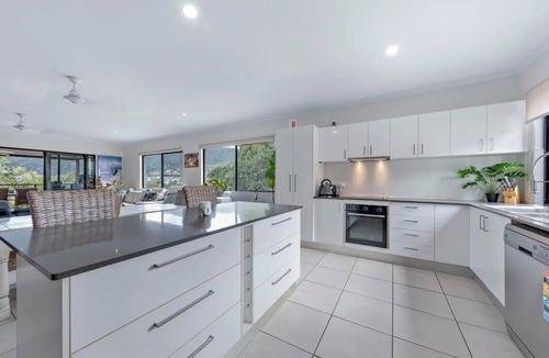 Cannonvale House | Gateway to the Whitsundays Boat & Caravan Parking Wash-Down pet friendly home