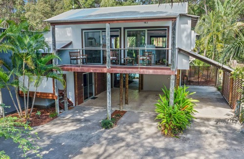 Rainbow Beach House | Gecko's Rest - Rainbow Shores. Executive Beach House - Pet Friendly Too! Wi-fi. Pool