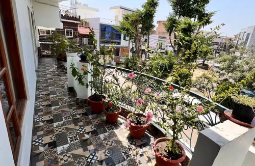 Shivalik Nagar Apartment | Gita Bhawan - Elegant Escape 2-bedroom house in a peaceful locality