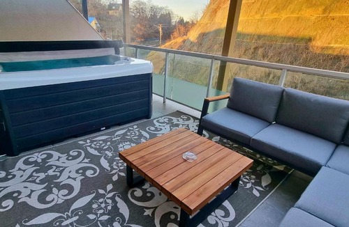 Cluj-Napoca Apartment | GLAMOUR VOX - Romantic Jacuzzi Escape - Cluj-Napoca - Near BT & Cluj Arena