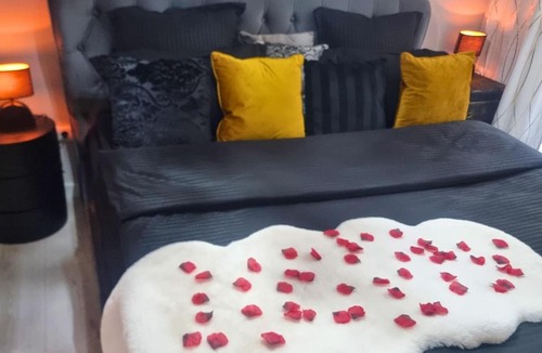Cluj-Napoca Apartment | GLAMOUR VOX - Romantic Jacuzzi Escape - Cluj-Napoca - Near BT & Cluj Arena