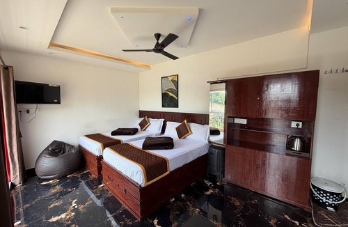 Valparai Hotel | Glass House Retreat