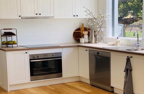 Yarra Glen House | Glenview Park Cottage and Farm Stay 3 bedrooms with fireplace. Yarra Glen