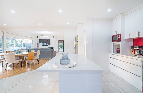 Forcett House | Golden Hours Serene Bushland Outlook and Outdoor Spa
