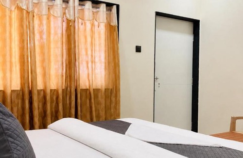 Vijayapura Hotel | Golden Iris Inn