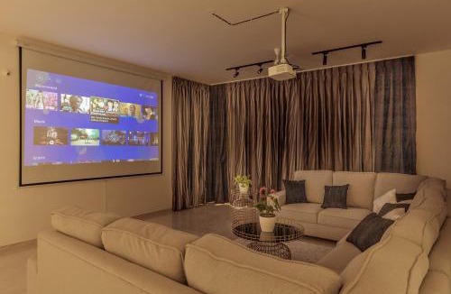 Agara Villa | Golf View Home by StayJade Luxury HugeLawn4BHK