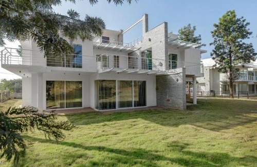 Anekal Villa | Golfing Twins Villa by StayJade 8BHK E-city