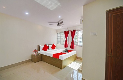 Kolkata Hotel | Goroomgo Vhyom Sky Palace Near Sakherbazar Metro Station Kolkata