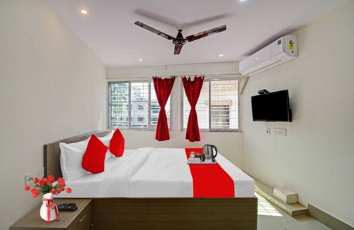 Kolkata Hotel | Goroomgo Vhyom Sky Palace Near Sakherbazar Metro Station Kolkata
