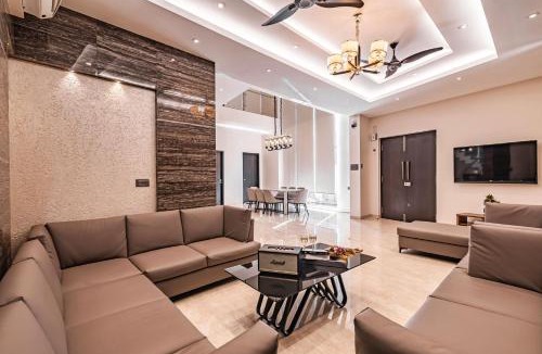 Panchgani Villa | Grande Montana by StayVista - Luxurious Hillside Villa featuring Pool, Theater, and Games Room