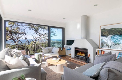 Killcare House | Great Views, Walk To Beach and Bay In Bush Setting