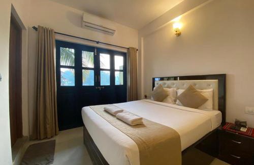 Sainagar Hotel | Green Field View