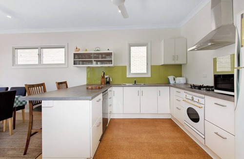 North Haven House | Green Mango - beach cottage. Walk to beach, park and breakwater. Family friendly