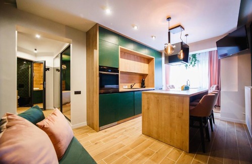 Oradea Apartment | Green Velvet City Retreat