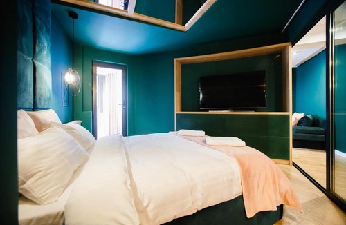 Oradea Apartment | Green Velvet City Retreat