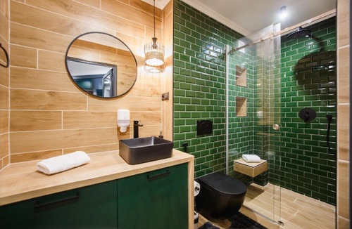 Oradea Apartment | Green Velvet City Retreat