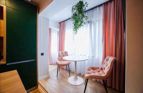 Oradea Apartment | Green Velvet City Retreat