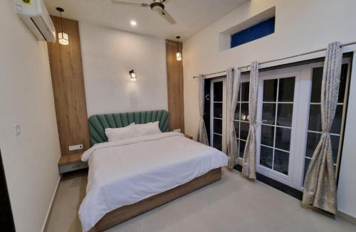 Udaipur House | Green Villa - Entire Villa, Family Suites, Luxury Rooms with Kitchen at peaceful location -200 mtrs away from Bus Stand -500 mtrs from Udaipur Railway Station